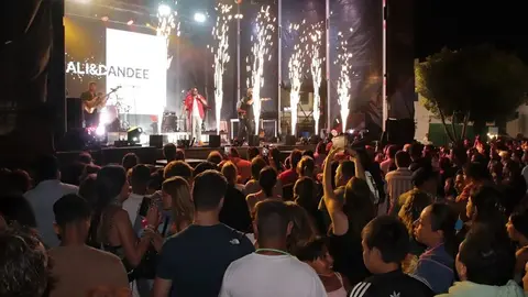 Imagen de la actuación y del público que llenó Playa Blanca