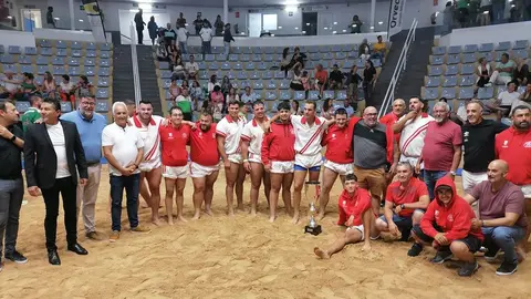 Imagen del equipo campeón este sábado después de la luchada