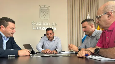 El vicepresidente junto al alcalde y al concejal de Obras de Yaiza