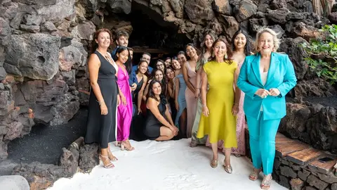 Imagen de la alcaldesa de Teguise, la consejera de Educación del Cabildo y los integrantes de la nueva promoción.