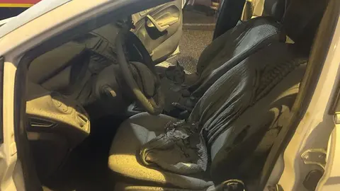 Estado en el que quedó el interior del vehículo incendiado.