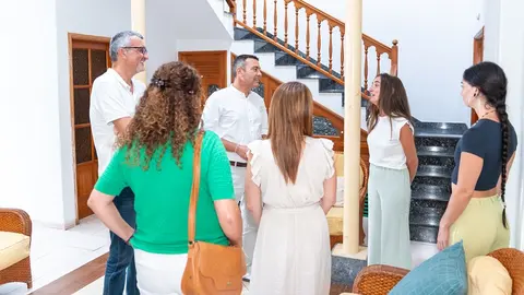 Oswaldo Betancort y Marci Acuña visitando la casa de acogida.