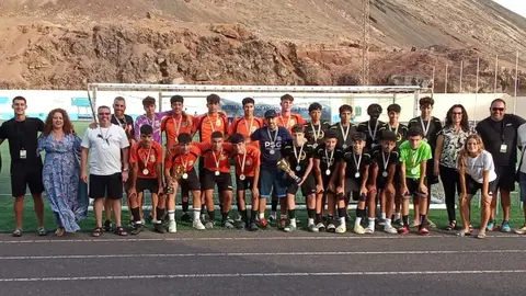 Los dos equipos que llegaron a la final con los trofeos y los organizadores de la prueba.