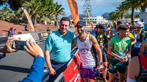 El atleta Albi Cedrés junto al alcalde de Yaiza