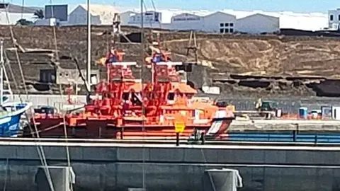 Las embarcaciones de Salvamento en Puerto Naos.