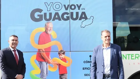 Oswaldo Betancort, junto al consejero de Transportes, Domingo Cejas