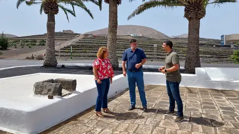 Equipo de gobierno de San Bartolomé en una de las bodegas del municipio.