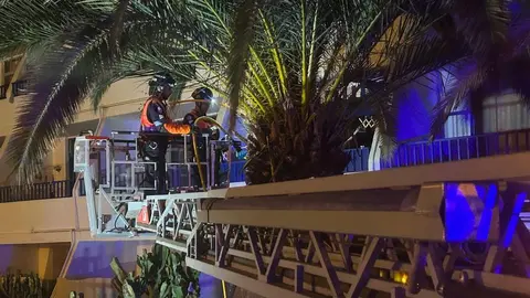 Momento en el que los bomberos controlaron el incendio