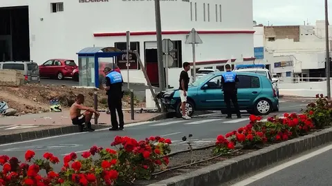 Imagen de la Polic&iacute;a Local tomando declaraci&oacute;n a las personas que iban dentro del veh&iacute;culo.