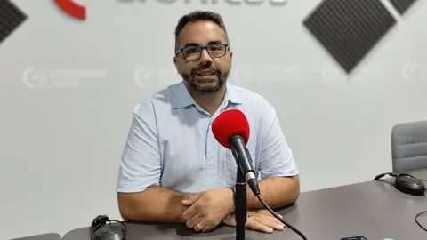 Echedey Eugenio en el estudio de Crónicas Radio.