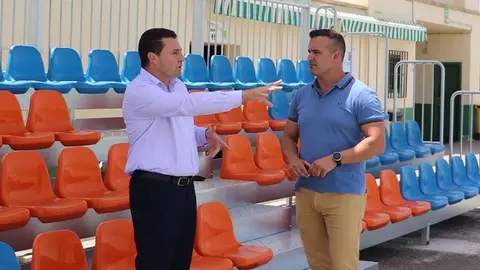 El alcalde de Yaiza y el concejal de Deportes en el campo de fútbol municipal