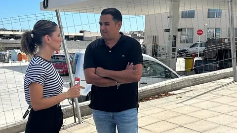 Sheila Guillén con Yoné Caraballo en la nueva gasolinera low cost