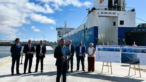 El alcalde de Arrecife presente en la inauguración del nuevo dique e intervino en el acto, celebrado hoy en Puerto de Naos ( Arrecife)