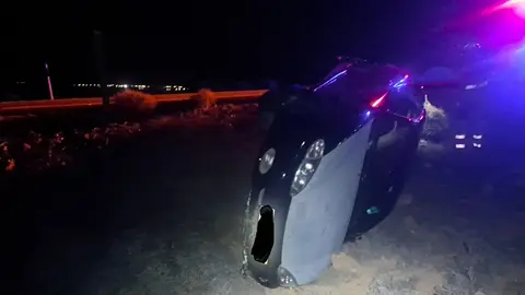 Vehículo volcado tras el accidente.