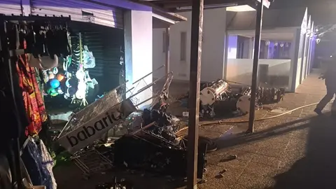 Actuación de los bomberos en el comercio de Costa Teguise.