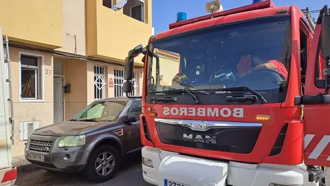 Camión de los bomberos durante la actuación.