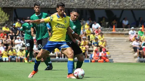 Jugador del Unión Sur Yaiza intentando quitarle el balón al jugador de la Unión Deportiva Las Palmas.