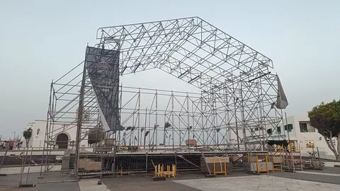 Escenario en medio de la plaza de Playa Blanca este domingo