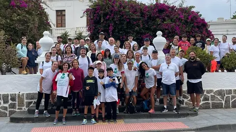 Vecinos de Haría instantes previos a la salida hacia la ermita de las Nieves.