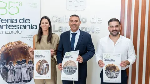 Presentación del cartel de feria de artesanía.