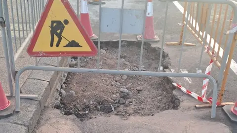 Imagen de una rotura en la zona de las paradas de taxi.