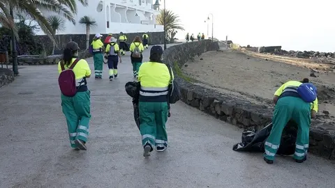 Trabajadores de limpieza en Teguise.