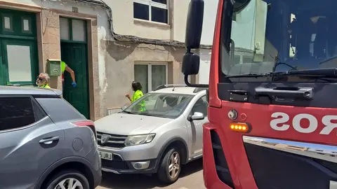 Imagen del personal del SUC entrando en la vivienda.