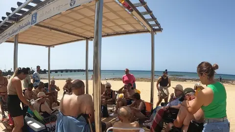 Los mayores de las residencias de Haría y Tías disfrutaron de la playa de El Reducto, en una iniciativa del Ayuntamiento de Arrecife y Pastinaca