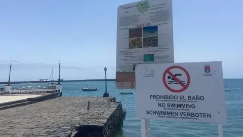 El Ayuntamiento de Arrecife baliza la zona e instala un cartel informativo en varios idiomas.