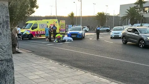 Imagen de los sanitarios y la Policía Local durante la actuación.