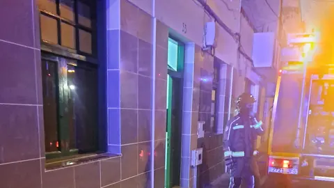 Imagen de los bomberos durante la actuación en la vivienda.