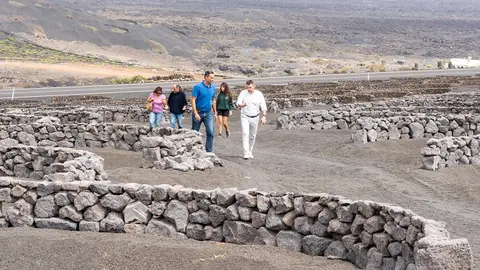 Visita de Oswaldo Betancort en el programa de Recuperación Finca Bodegas La Geria.