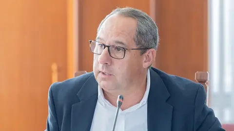 Juan Monzón en el pleno del Cabildo de Lanzarote.