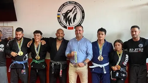 Deportistas ganadores junto al concejal de Deportes de Yaiza