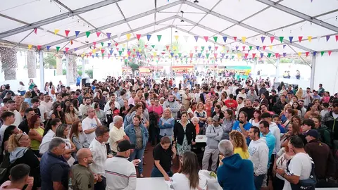 Imagen de los vecinos acudiendo a las fiestas de San Bartolomé.