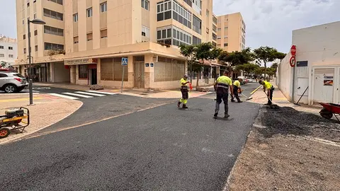 La Concejalía de Obras Públicas de Arrecife reasfalta la calle Guenia, donde se localiza el colegio Antonio Zerolo, dentro de las mejoras en el barrio de Las Salinas 