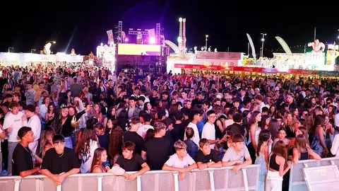 Jóvenes durante la celebración de la verbena por las fiestas del Carmen.