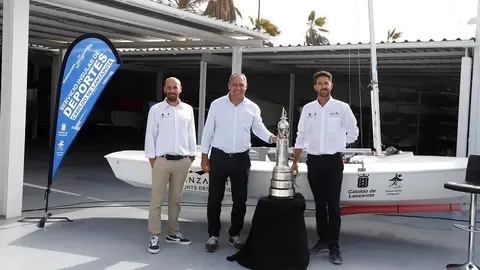 Entrega de la embarcación a Alfredo González y Cristian Sánchez.