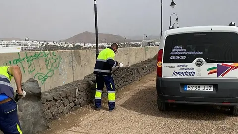 Operarios trabajando en Costa Teguise.