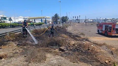 Bomberos del Consorcio de Seguridad y Emergencias sofocando el fuego.