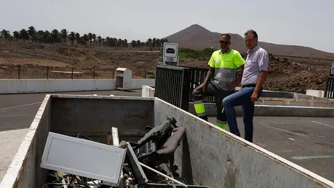 Domingo Cejas en el punto limpio.
