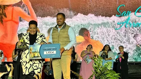 Inma Sep&uacute;lveda ganadora  del Festival, recibe el premio en manos del alcalde Yonathan de Le&oacute;n