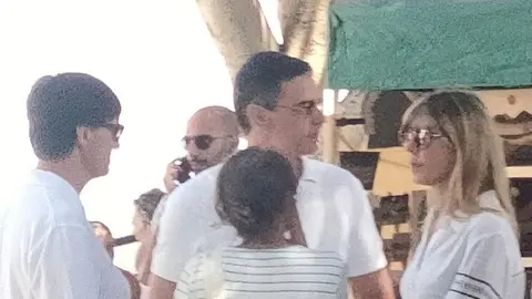 Pedro Sánchez, Begoña Gómez y Salvador Illa en el mercadillo de Haría.
