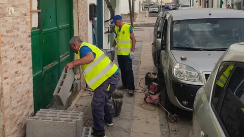 Operarios del Ayuntamiento de Arrecife tapiando el inmueble utilizado como fumadero en el barrio de Maneje. La propiedad autorizó su cerramiento en bloque