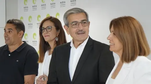 Roman Rodríguez con algunos de los diputados de NC-bc