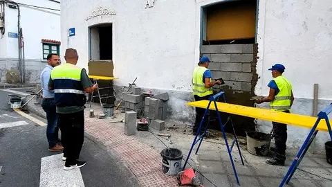 Tercer inmueble tapiado en Arrecife que era utilizado como ' fumadero de drogas'. El alcalde Yonathan de León visitó esta mañana la zona