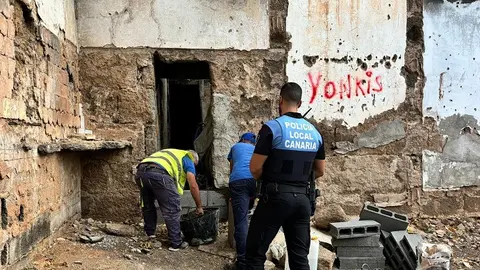 Operarios del Ayuntamiento de Arrecife tapian los accesos a este inmueble de la zona de Las Rapaduras utilizado como fumadero. Con presencia policial