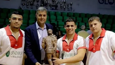 Kiko Aparicio junto a componentes del Unión Sur Tías.