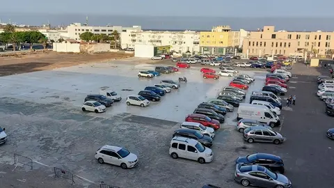 Arrecife habilita dos grandes zonas de estacionamiento para las Fiestas de San Ginés. Junto a este aparcamiento hay una parada de la Línea 3, que amplía su horario hasta la 1 de la noche 