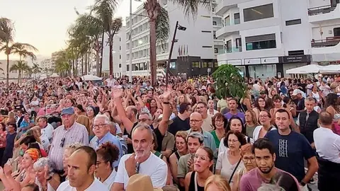 Imagen de la gran cantidad de asistentes a los actos por la Fiestas de San Ginés, que los contemplan desde el nuevo paseo peatonal junto a la playa de El Reducto